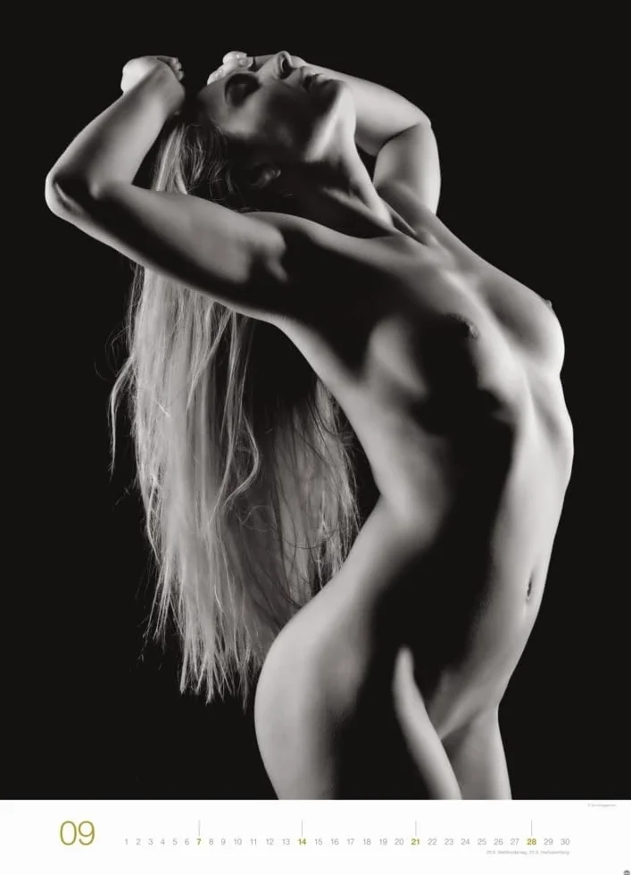 Frauen Edition Kalender 2025: Sinnlicher Wandkalender mit 12 verführerischen Schwarz-Weiß-Fotos von schönen Frauen. Großer Kalender 2025. 49 x 68 cm. Hochformat.