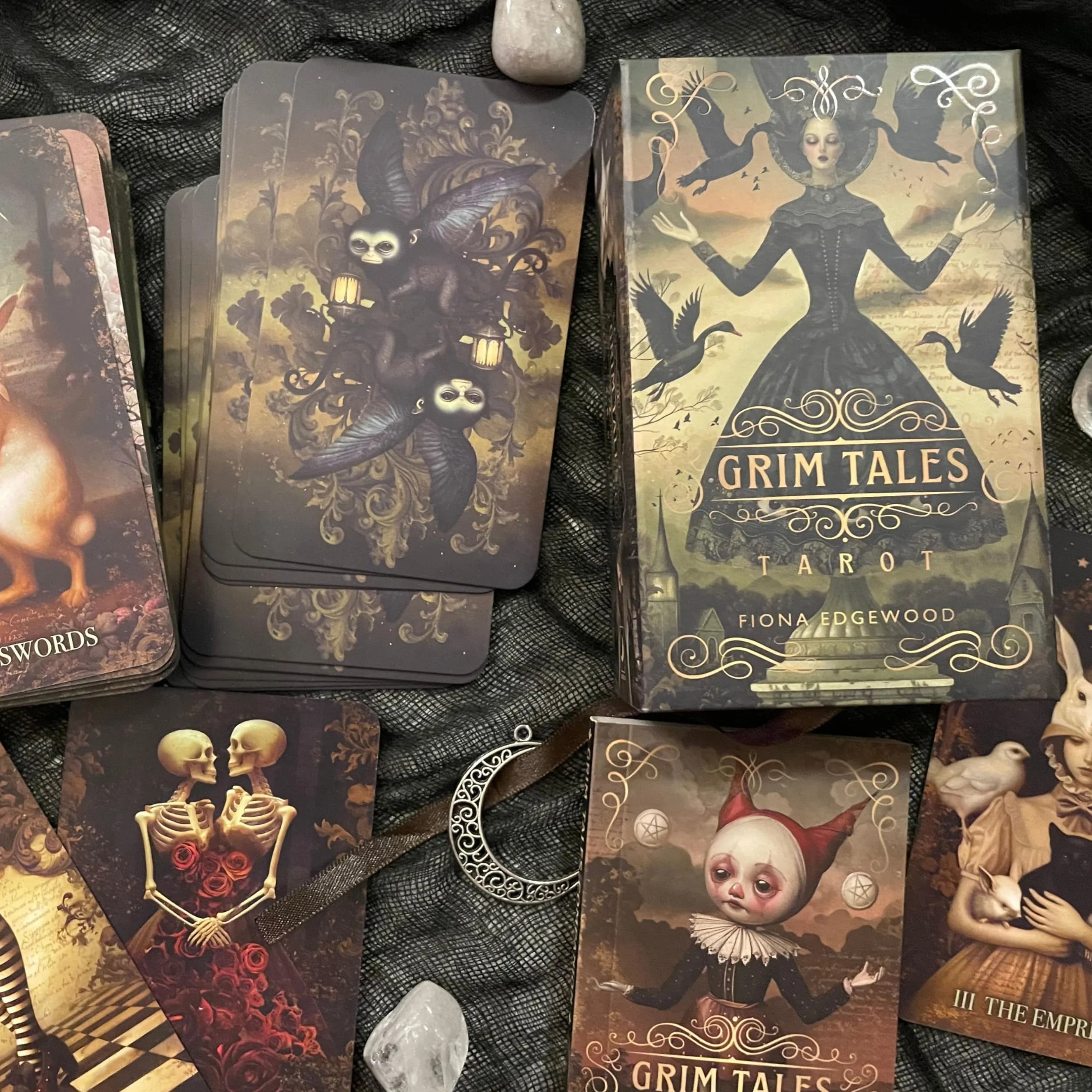 Grim Tales Tarot: 78 Cards and 188-Page Guidebook