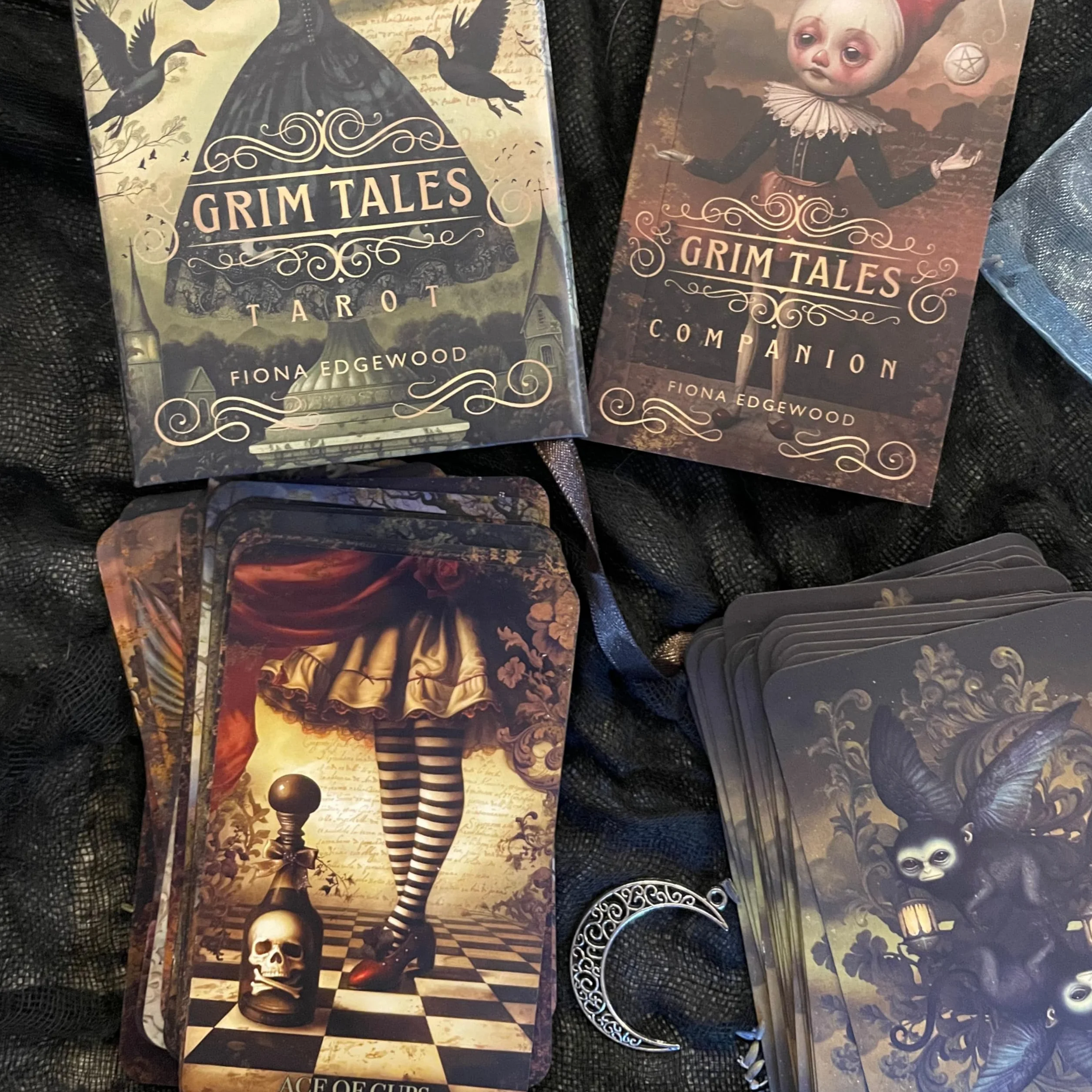 Grim Tales Tarot: 78 Cards and 188-Page Guidebook