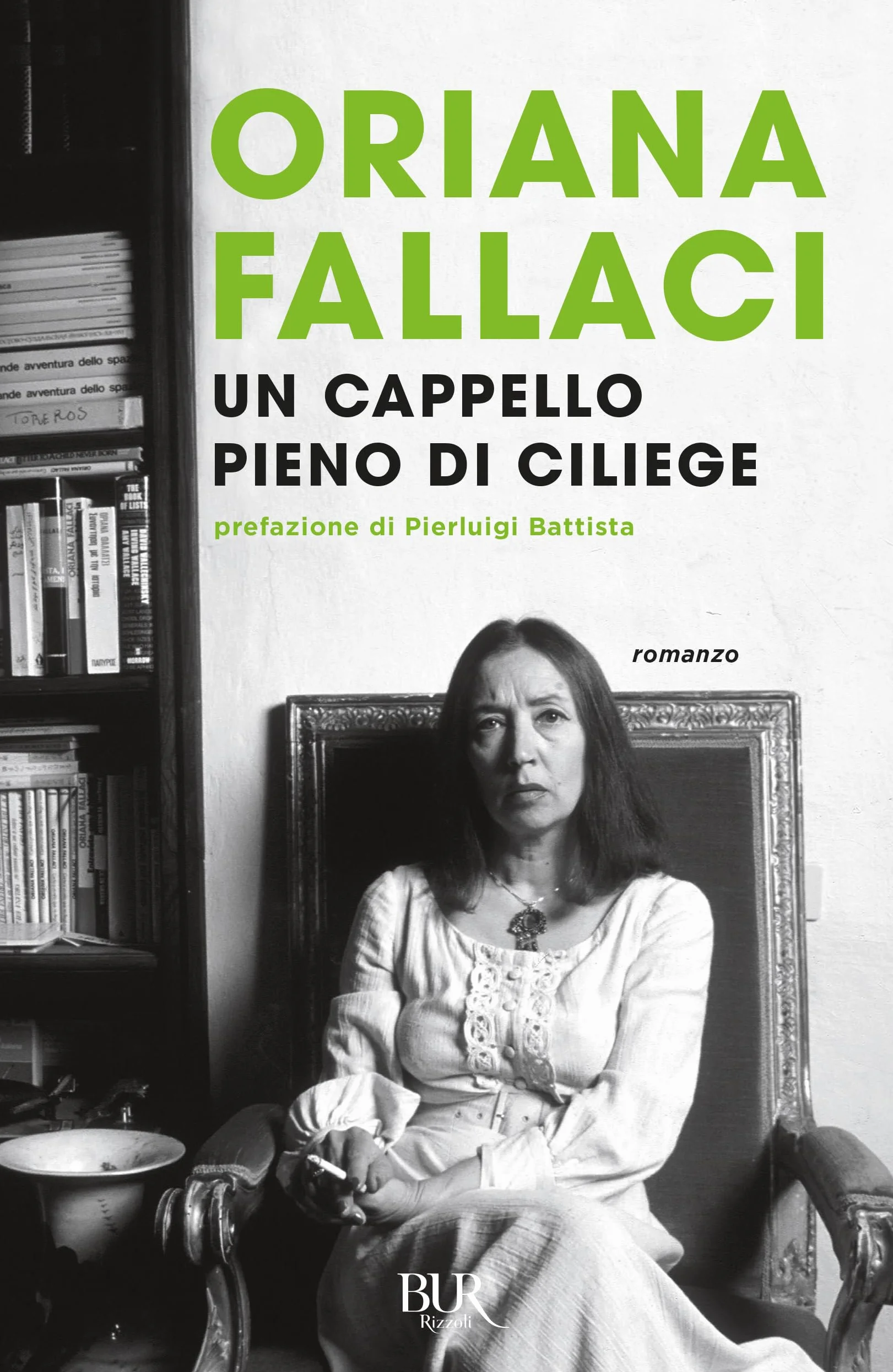 Un cappello pieno di ciliege