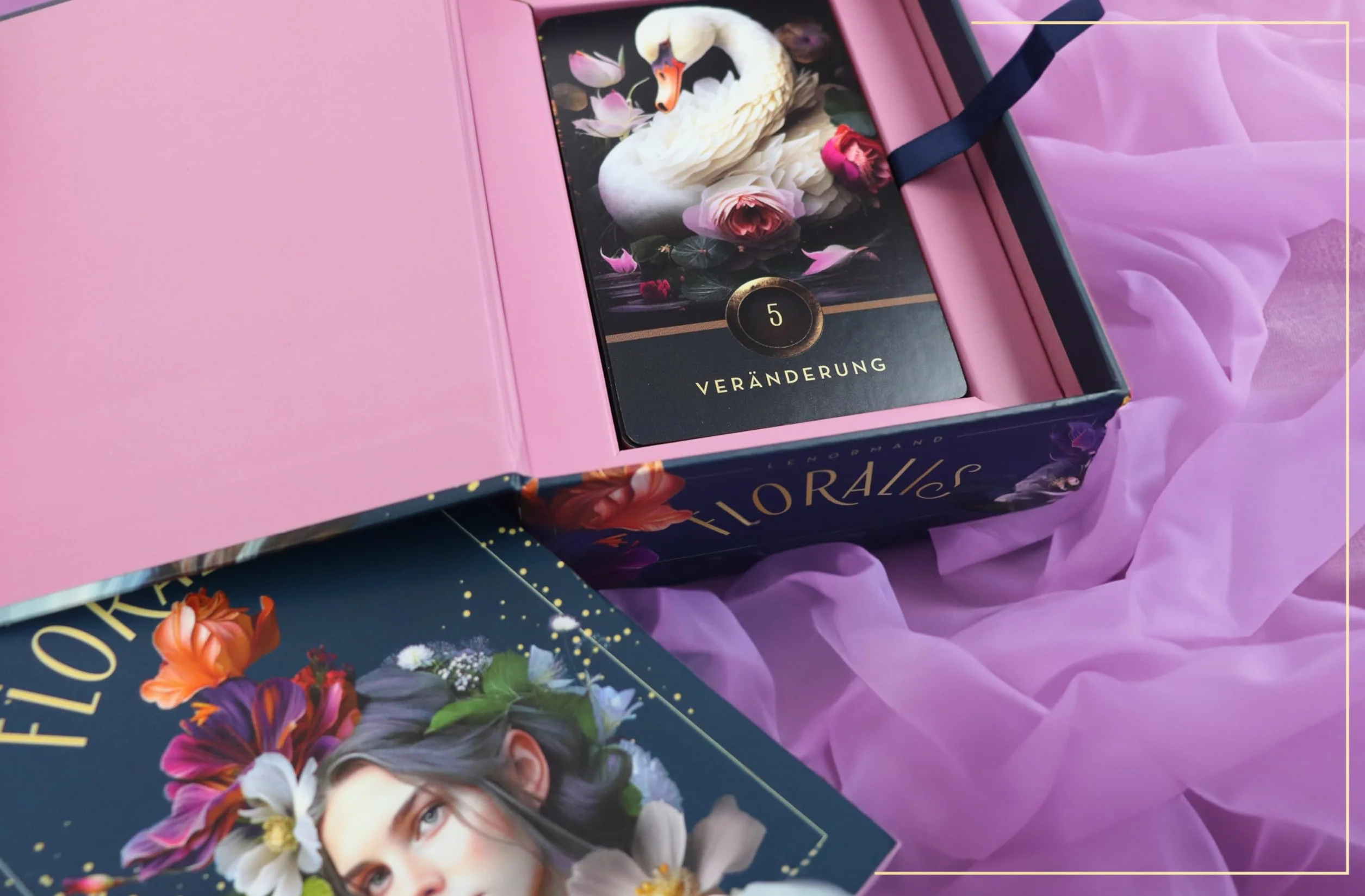 Lenormand-Kartenset: Floralis: 45 kunstvoll illustrierte Wahrsage-Karten für die neue Zeit mit Goldrand und Begleitbuch | Inklusive 9 Zusatzkarten | Edle Box mit Magnetverschluss
