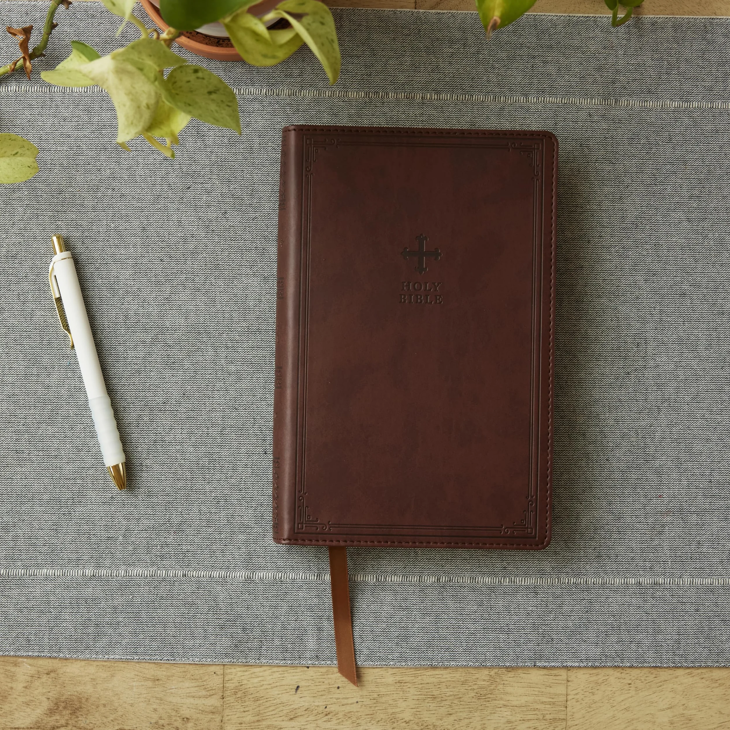 Nrsv, Catholic Bible, Gift Edition, Leathersoft, Brown, Comfort Print: Holy Bible