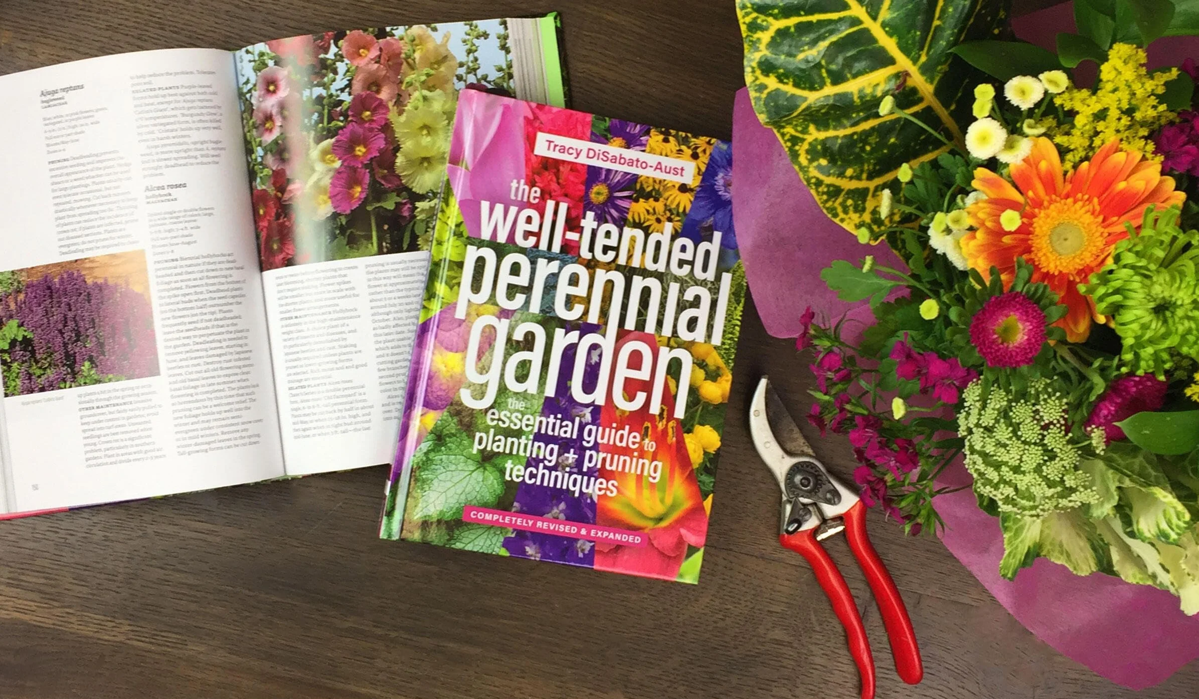 The Well-Tended Perennial Garden: The Essential Guide to Planting and Pruning Techniques, Third Edition