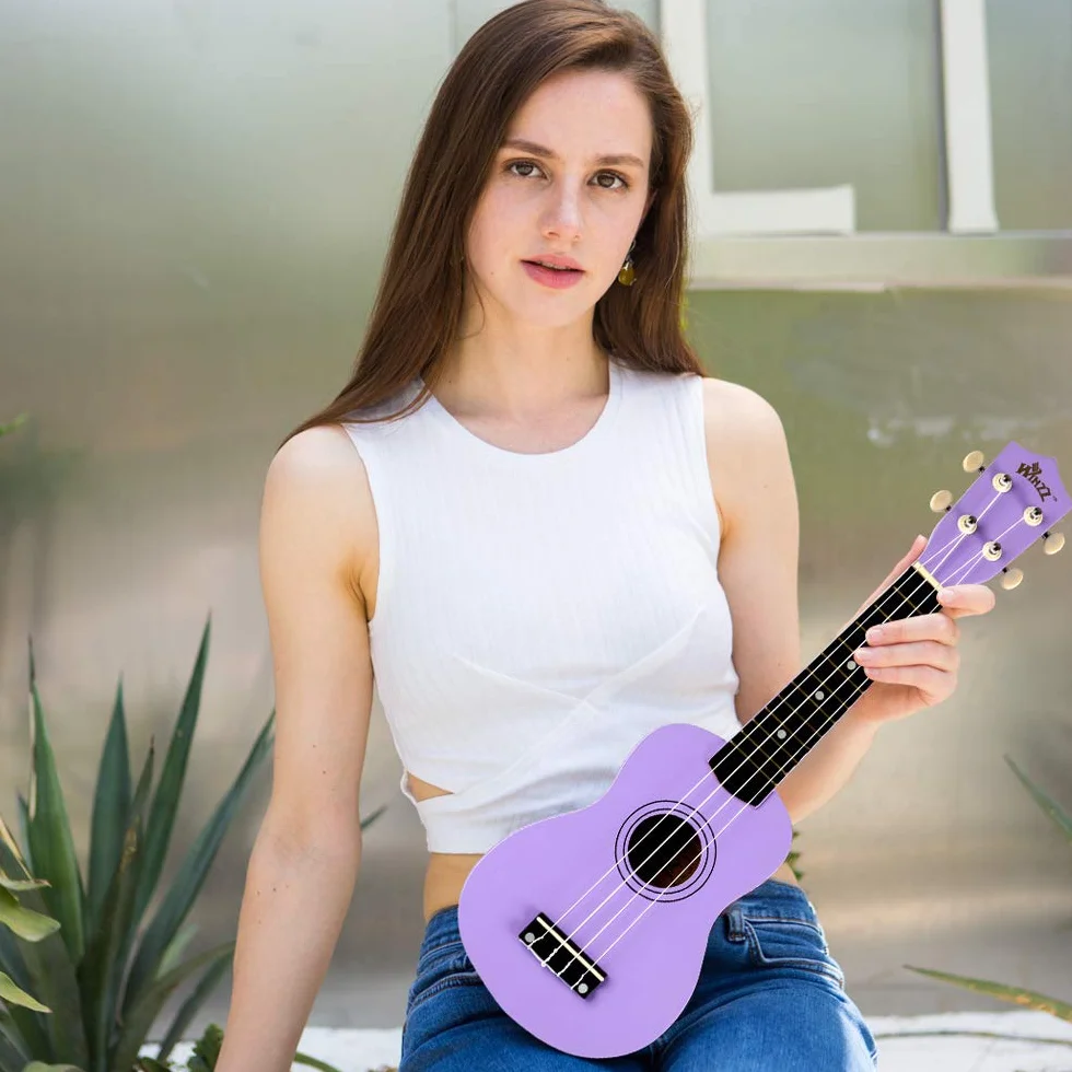 Winzz ukulele sopranowe, zestaw startowy dla początkujących z pokrowcem, urządzeniem do strojenia, dodatkowymi strunami, paskiem, plektronem, naklejkami na próg, arkuszem z chwytami i ściereczką do polerowania