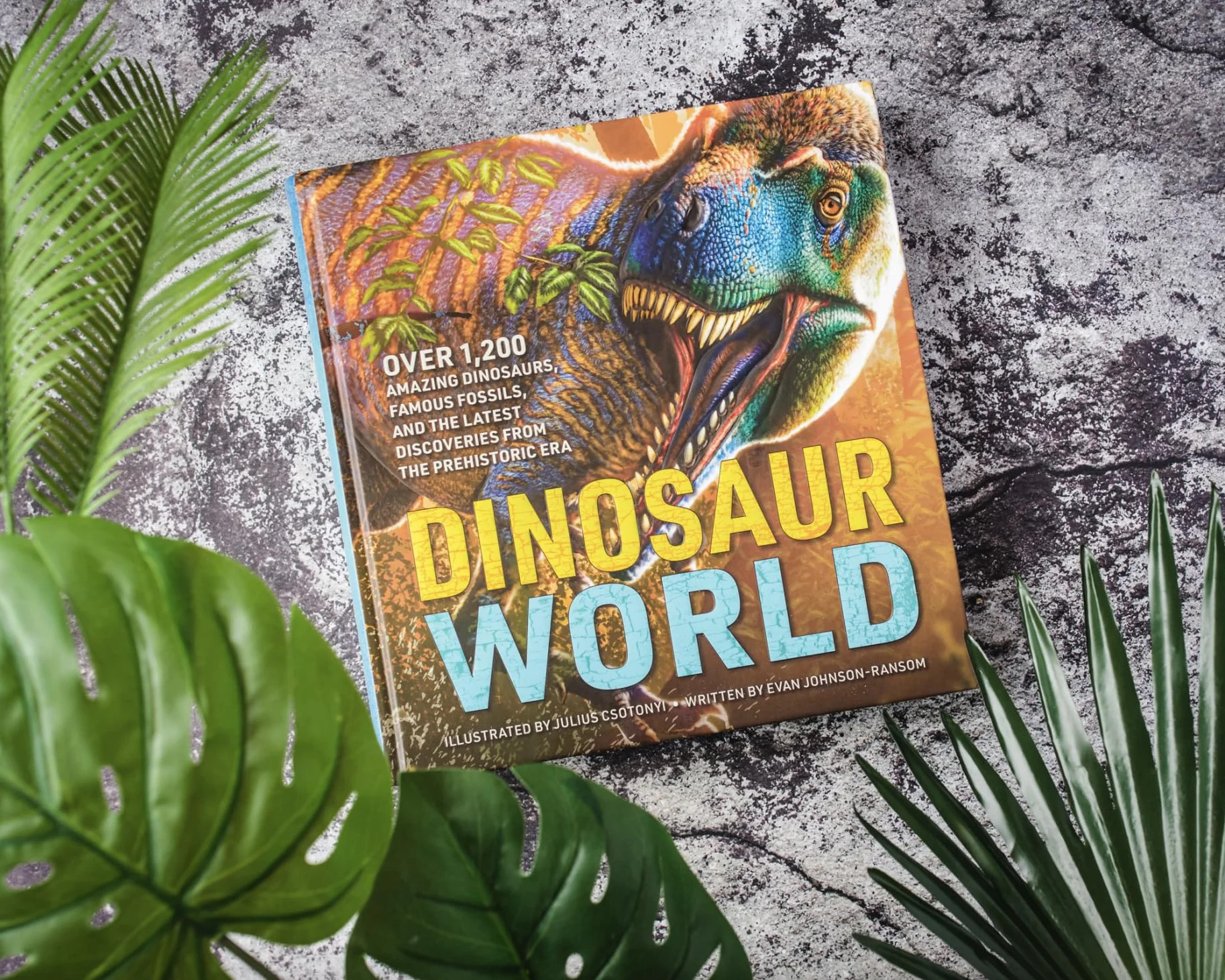 Dinosaur World: Over 1,200 Amazing Dinosaurs, Famous Fossils, and the Latest Discoveries from the Prehistoric Era